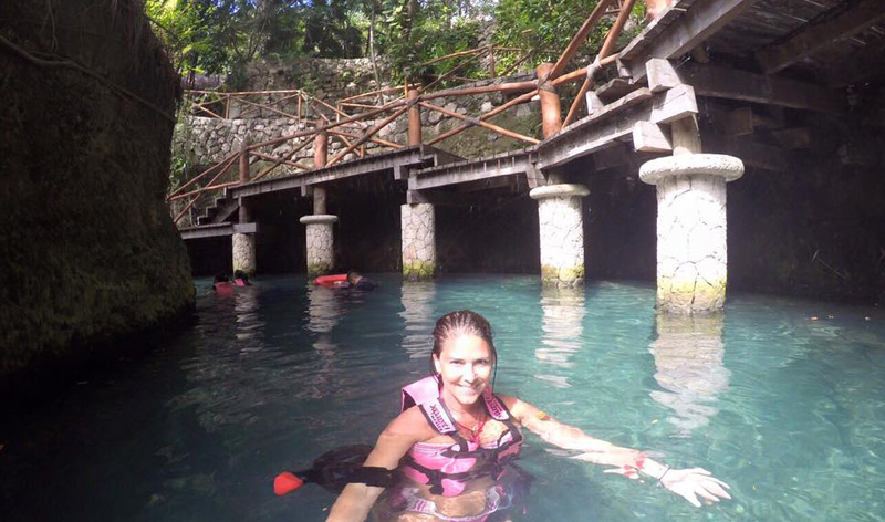 While in destination Melanie loves to go explore the local attractions. Like snorkeling at Xcaret Park.