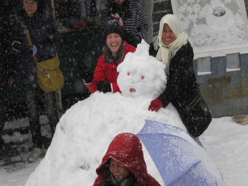 Au départ de la Muraille de Chine. J’ai fait un bonhomme de neige avec un sympatique chinoise très beau souvenir ! 