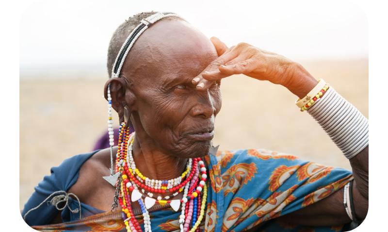 Membre d'une tribu africaine regardant au loin
